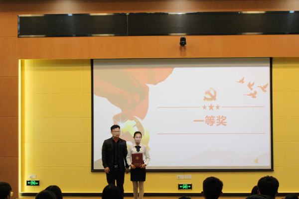 分党委书记张泽彬（左1）为获奖学生颁奖.JPG