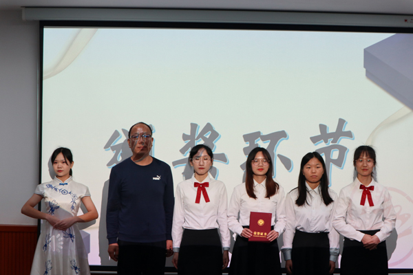 金融系副主任于晓晖（左2）为获奖选手颁奖.jpg